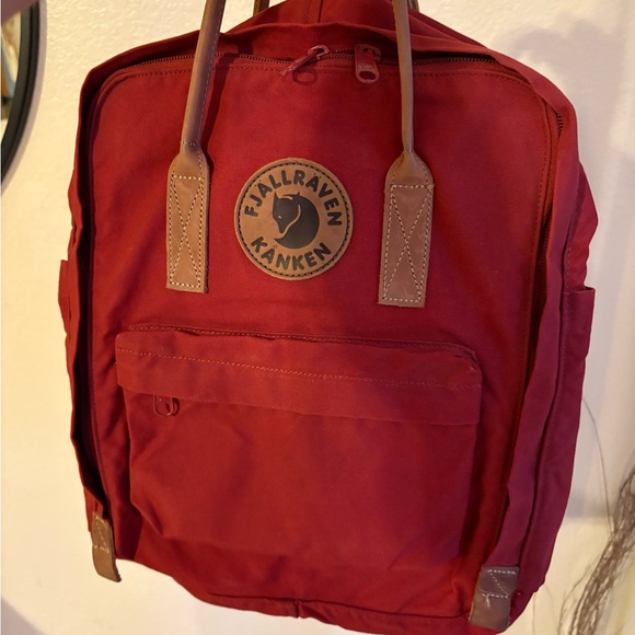 Fjallraven Kånken Backpack in Bordeaux with Tan Leather Handles - Picture 9 of 10